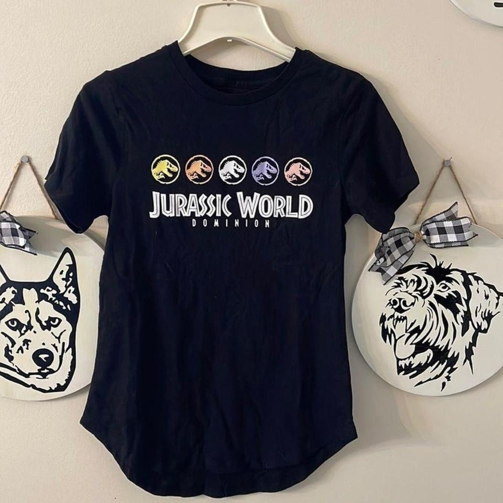 Jurassic World Dominion size small Women's Tshirt‎